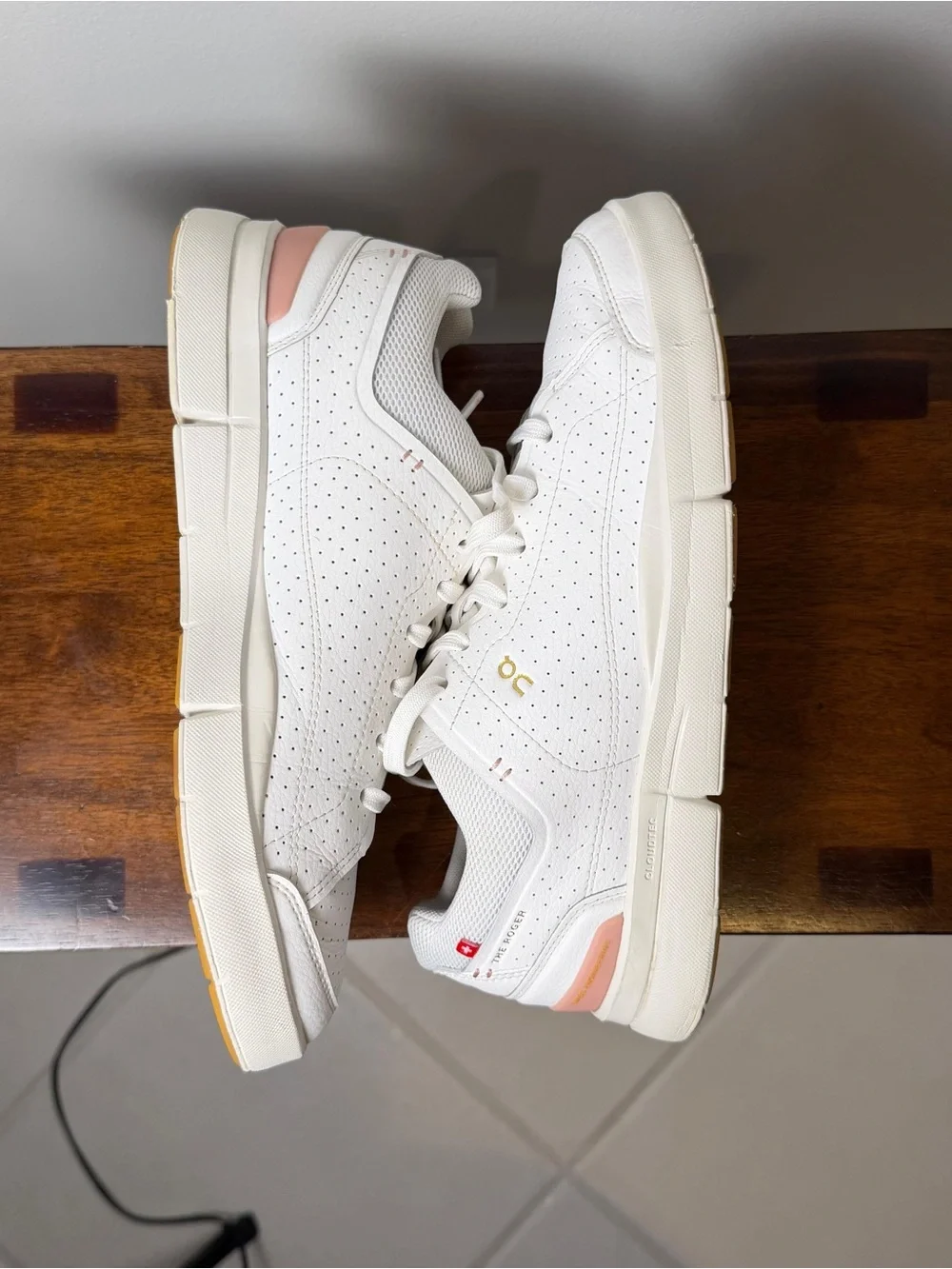 On THE ROGER Centre Court Women’s 9.5 White Woodrose Sneakers CloudTec